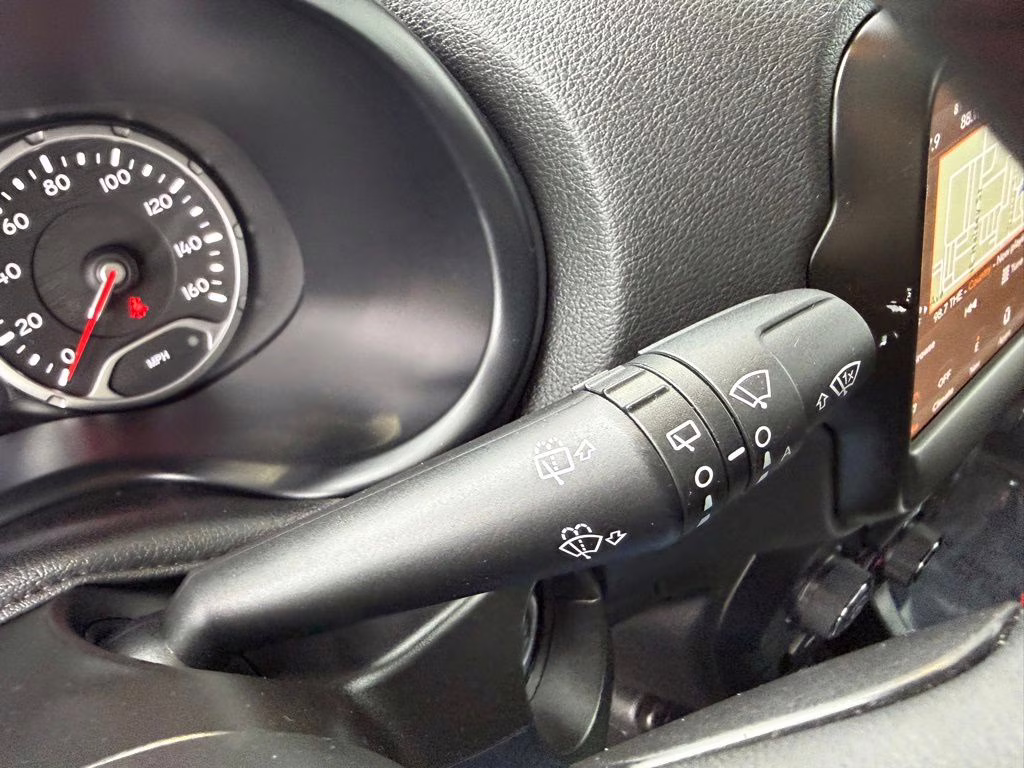 2023 Alpine White Clearcoat Jeep Renegade Trailhawk 4X4 SUV