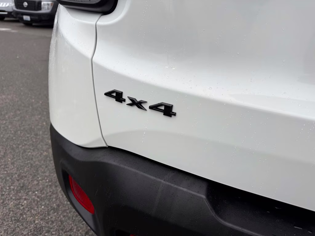 2023 Alpine White Clearcoat Jeep Renegade Trailhawk 4X4 SUV
