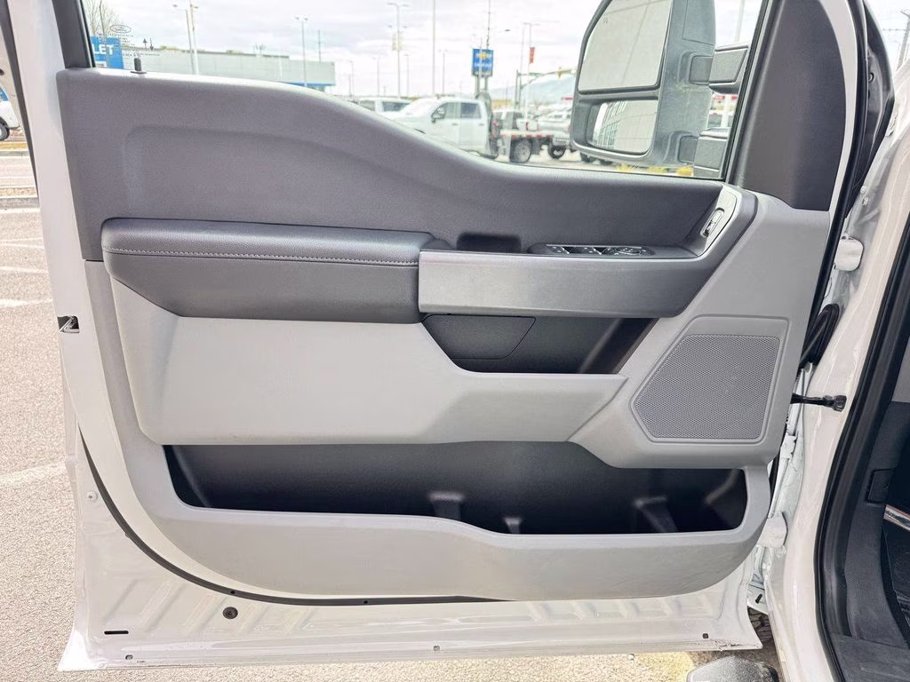 2023 White Ford Super Duty F-350 SRW XLT 4X4 Truck