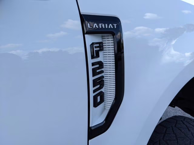 2020 Oxford White Ford Super Duty F-250 SRW Lariat 4X4 Truck