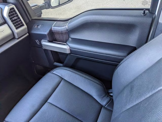 2020 Oxford White Ford Super Duty F-250 SRW Lariat 4X4 Truck