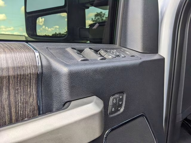 2020 Oxford White Ford Super Duty F-250 SRW Lariat 4X4 Truck