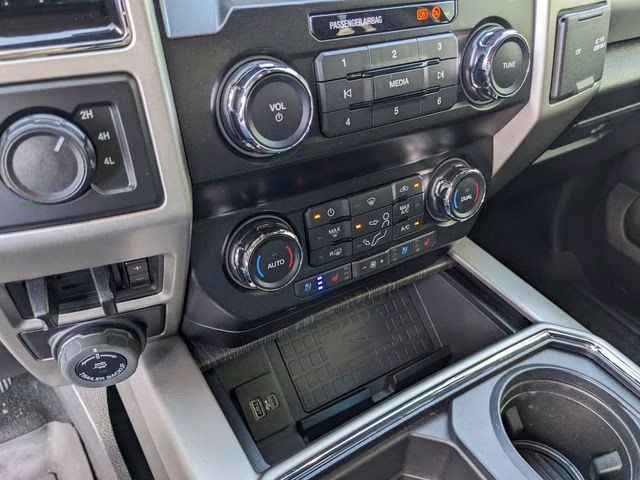 2020 Oxford White Ford Super Duty F-250 SRW Lariat 4X4 Truck