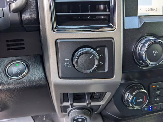 2020 Oxford White Ford Super Duty F-250 SRW Lariat 4X4 Truck