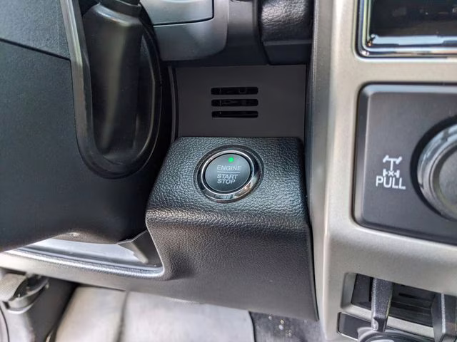 2020 Oxford White Ford Super Duty F-250 SRW Lariat 4X4 Truck