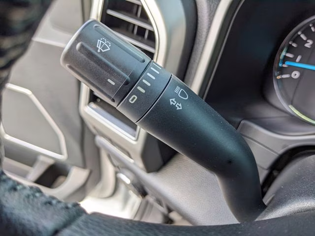 2020 Oxford White Ford Super Duty F-250 SRW Lariat 4X4 Truck