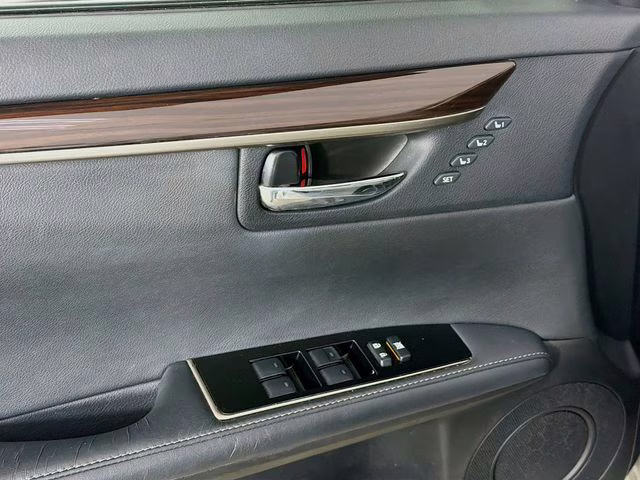 2016 Silver Lexus ES 350 FWD Sedan