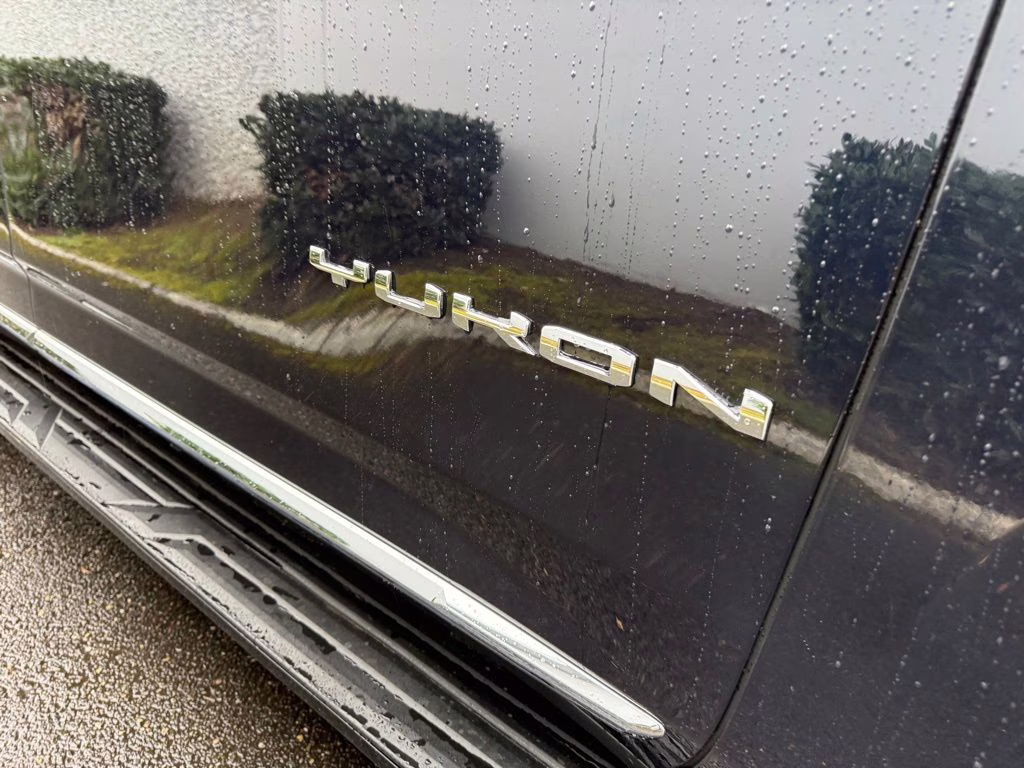 2024 Midnight Blue Metallic GMC Yukon SLT 4X4 SUV