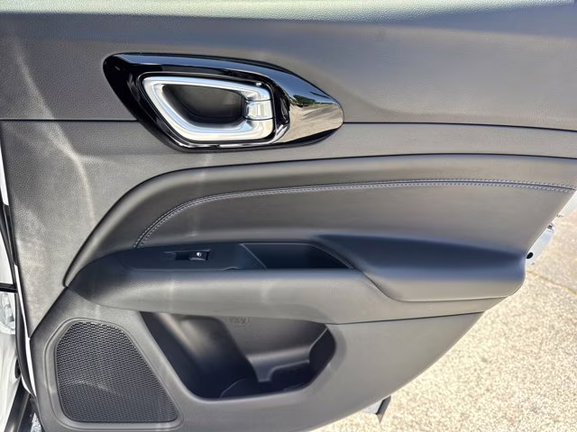 2026 Bright White Clearcoat Jeep Compass Latitude Altitude 4X4 SUV