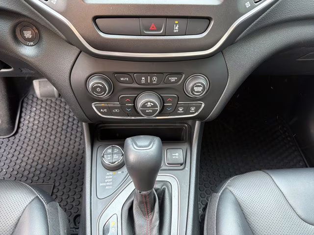 2022 Diamond Black Crystal Pearlcoat Jeep Cherokee Trailhawk 4X4 SUV