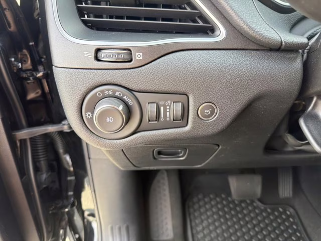 2022 Diamond Black Crystal Pearlcoat Jeep Cherokee Trailhawk 4X4 SUV