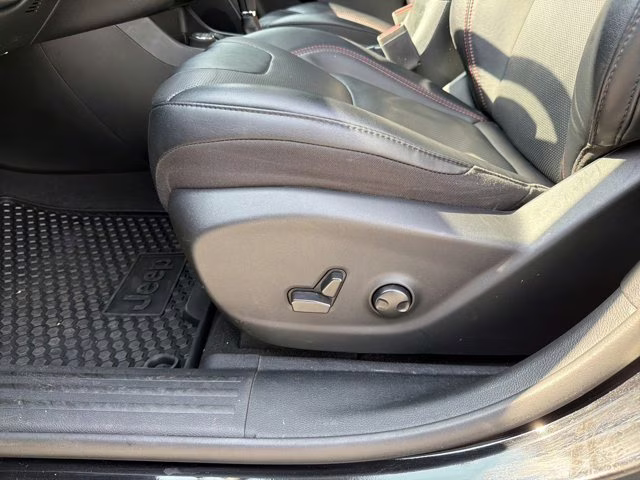 2022 Diamond Black Crystal Pearlcoat Jeep Cherokee Trailhawk 4X4 SUV