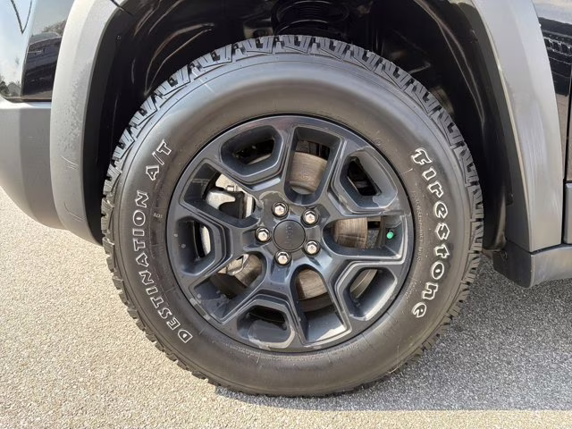 2022 Diamond Black Crystal Pearlcoat Jeep Cherokee Trailhawk 4X4 SUV