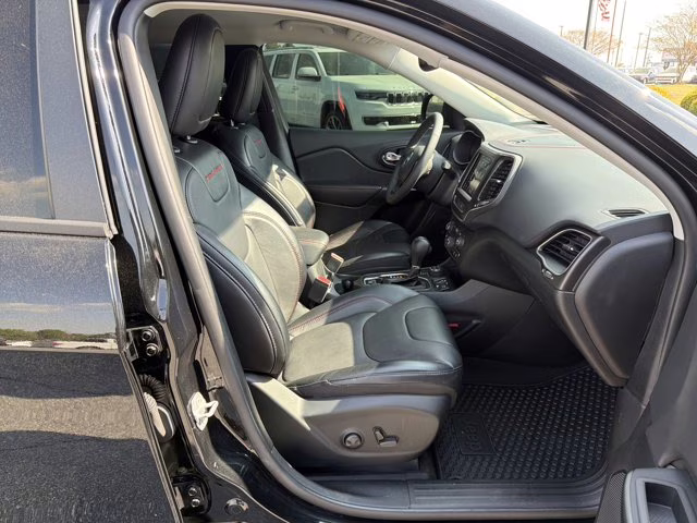 2022 Diamond Black Crystal Pearlcoat Jeep Cherokee Trailhawk 4X4 SUV