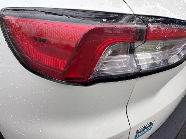 2022 White Metallic Ford Escape SEL FWD SUV