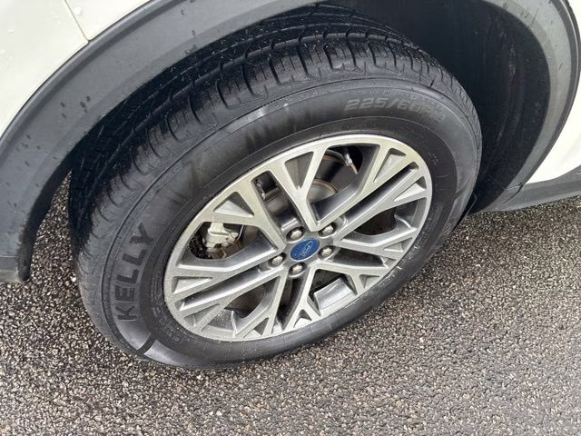 2022 White Metallic Ford Escape SEL FWD SUV