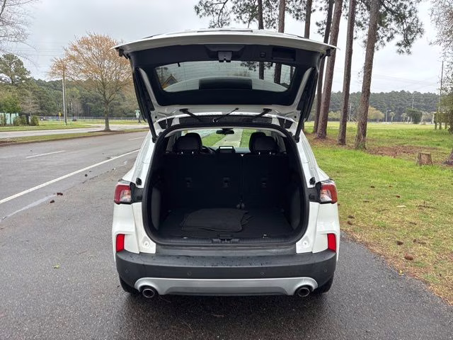 2022 White Metallic Ford Escape SEL FWD SUV