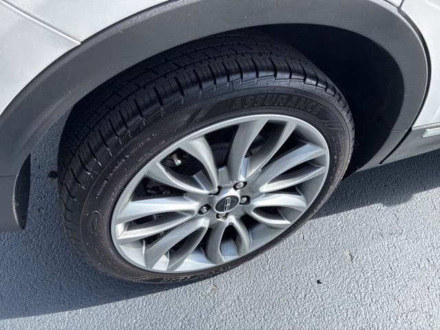 2018 White Platinum Clearcoat Metallic Lincoln MKC Reserve FWD SUV