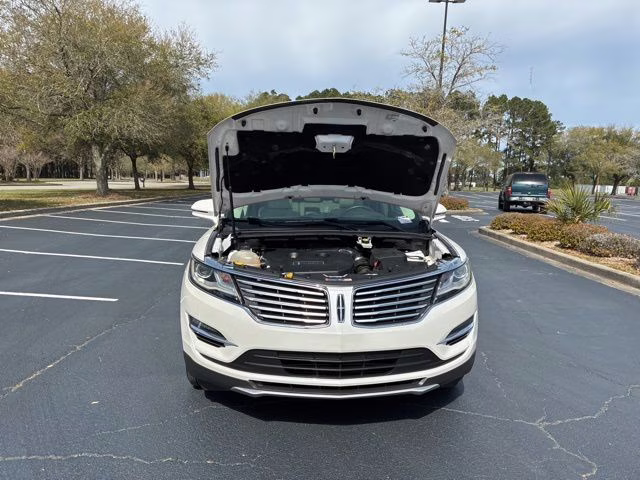2018 White Platinum Clearcoat Metallic Lincoln MKC Reserve FWD SUV