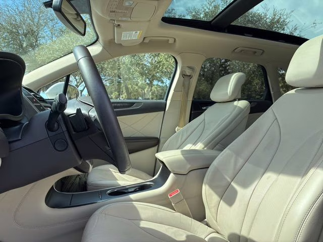 2018 White Platinum Clearcoat Metallic Lincoln MKC Reserve FWD SUV