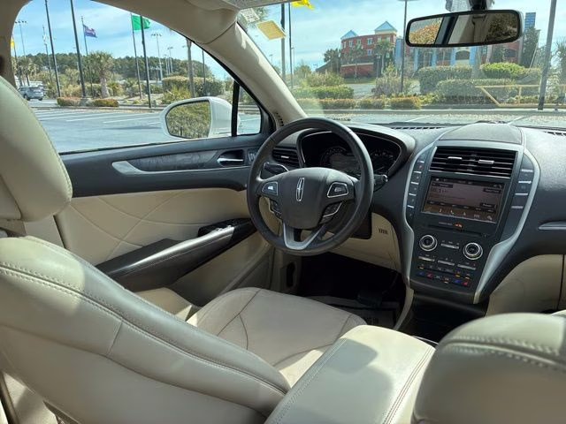 2018 White Platinum Clearcoat Metallic Lincoln MKC Reserve FWD SUV