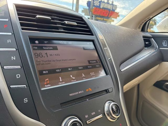 2018 White Platinum Clearcoat Metallic Lincoln MKC Reserve FWD SUV