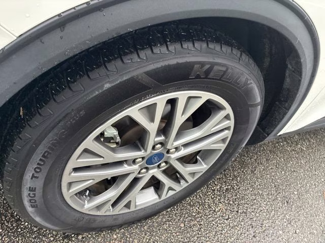 2022 White Metallic Ford Escape SEL FWD SUV