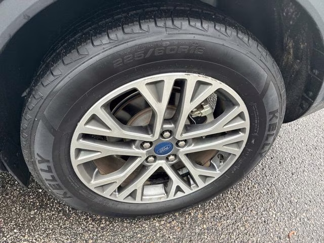 2022 White Metallic Ford Escape SEL FWD SUV