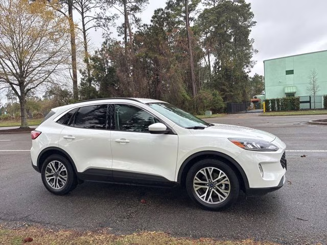 2022 White Metallic Ford Escape SEL FWD SUV