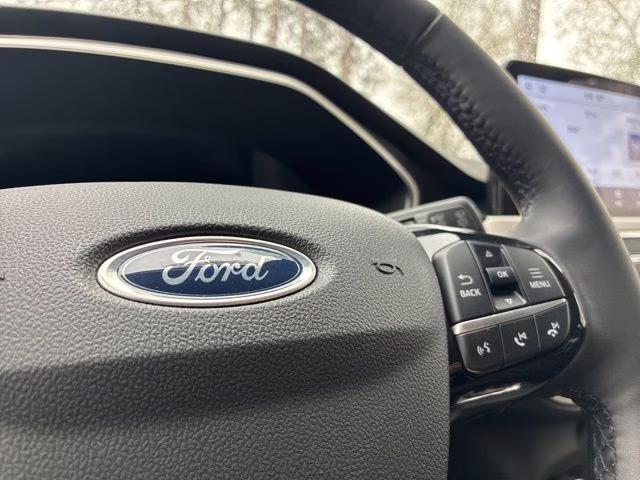 2022 White Metallic Ford Escape SEL FWD SUV