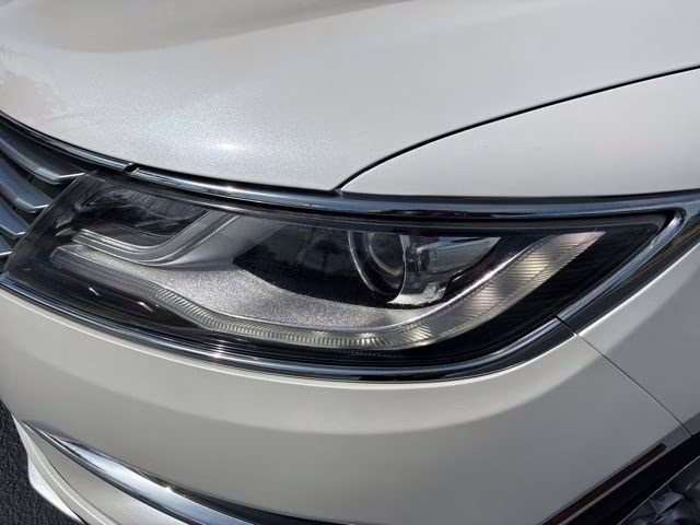 2018 White Platinum Clearcoat Metallic Lincoln MKC Reserve FWD SUV