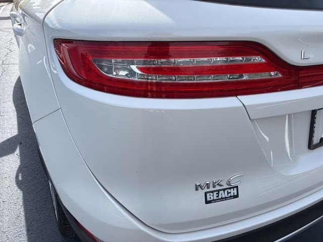 2018 White Platinum Clearcoat Metallic Lincoln MKC Reserve FWD SUV