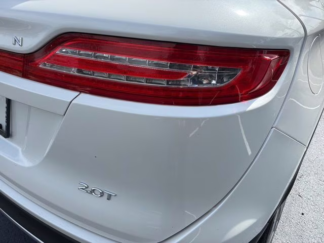 2018 White Platinum Clearcoat Metallic Lincoln MKC Reserve FWD SUV