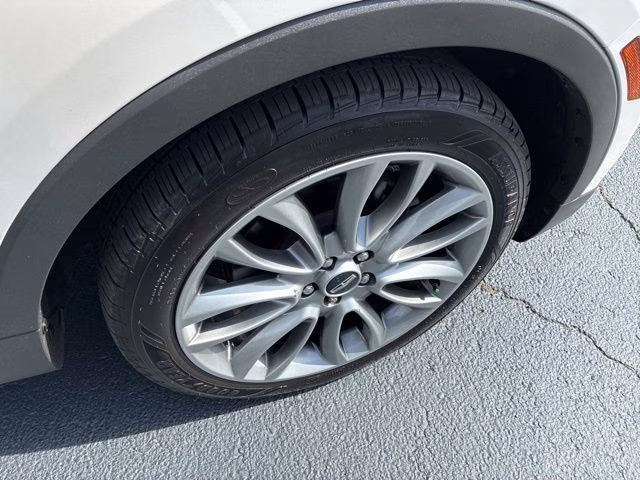 2018 White Platinum Clearcoat Metallic Lincoln MKC Reserve FWD SUV