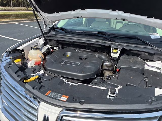 2018 White Platinum Clearcoat Metallic Lincoln MKC Reserve FWD SUV