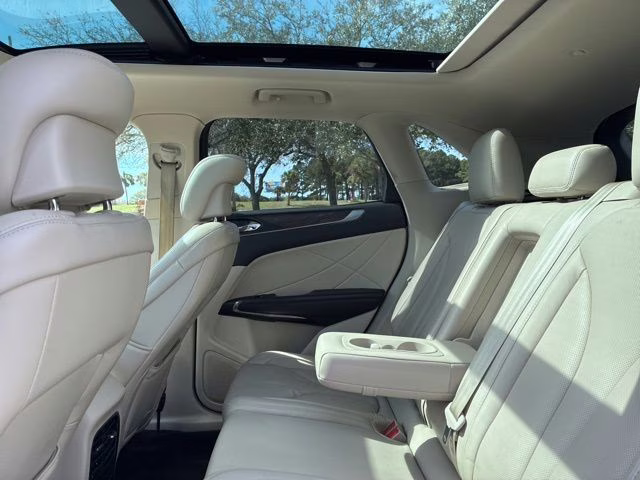 2018 White Platinum Clearcoat Metallic Lincoln MKC Reserve FWD SUV