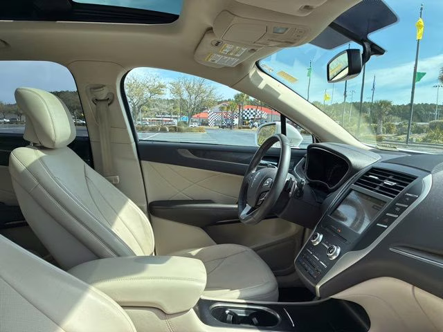 2018 White Platinum Clearcoat Metallic Lincoln MKC Reserve FWD SUV