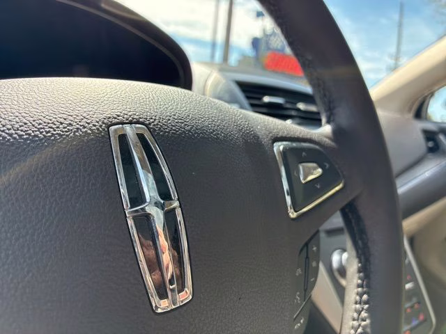 2018 White Platinum Clearcoat Metallic Lincoln MKC Reserve FWD SUV