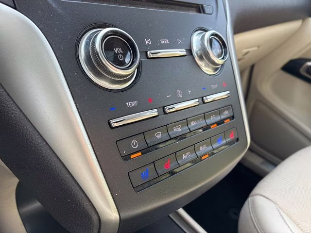 2018 White Platinum Clearcoat Metallic Lincoln MKC Reserve FWD SUV