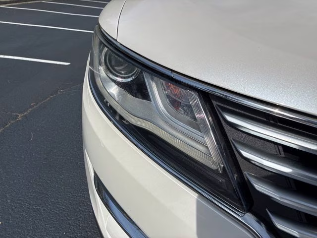 2018 White Platinum Clearcoat Metallic Lincoln MKC Reserve FWD SUV