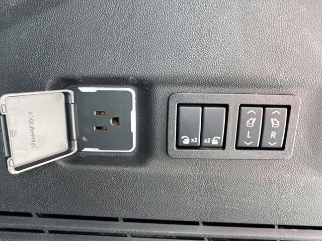 2024 White Frost GMC Yukon XL AT4 4X4 SUV