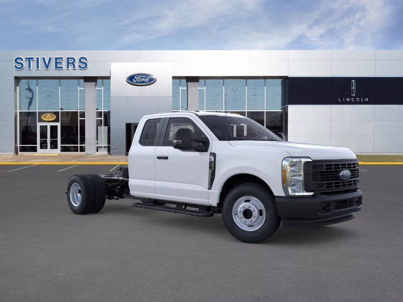2026 Oxford White Ford Super Duty F-350 DRW XL RWD Chassis
