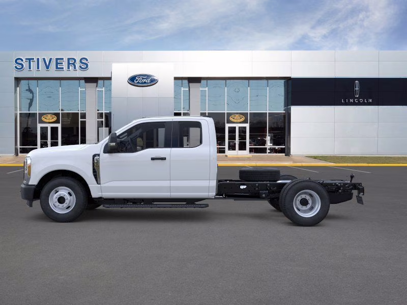 2026 Oxford White Ford Super Duty F-350 DRW XL RWD Chassis