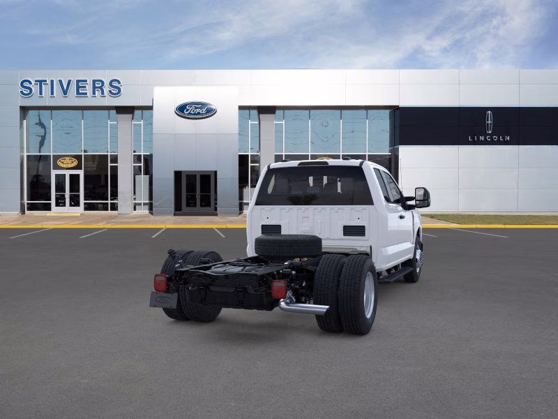 2026 Oxford White Ford Super Duty F-350 DRW XL RWD Chassis