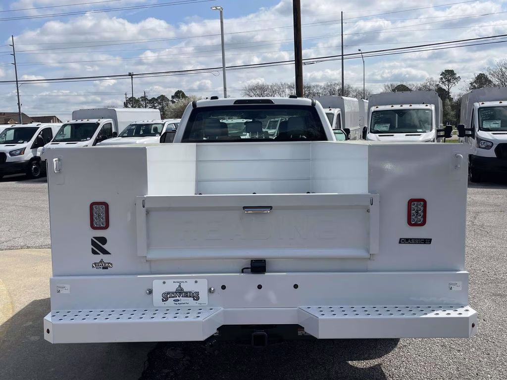 2026 Oxford White Ford Super Duty F-350 DRW XL RWD Chassis