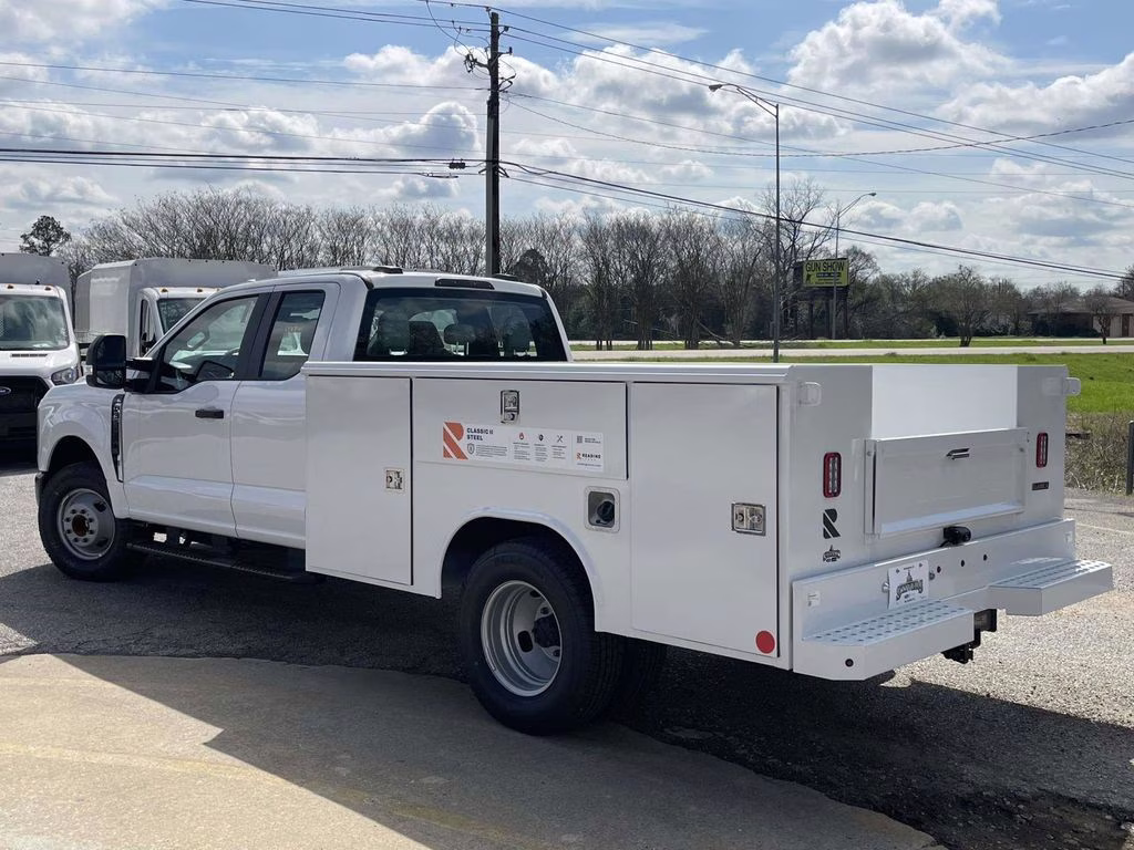 2026 Oxford White Ford Super Duty F-350 DRW XL RWD Chassis