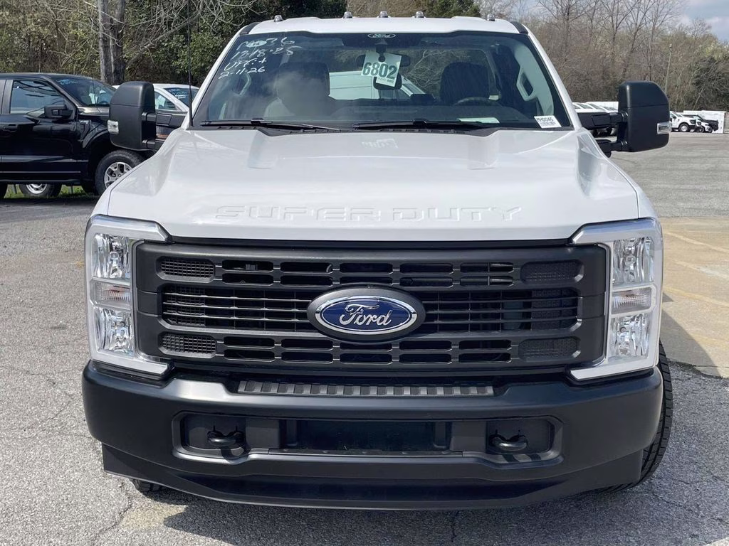 2026 Oxford White Ford Super Duty F-350 DRW XL RWD Chassis