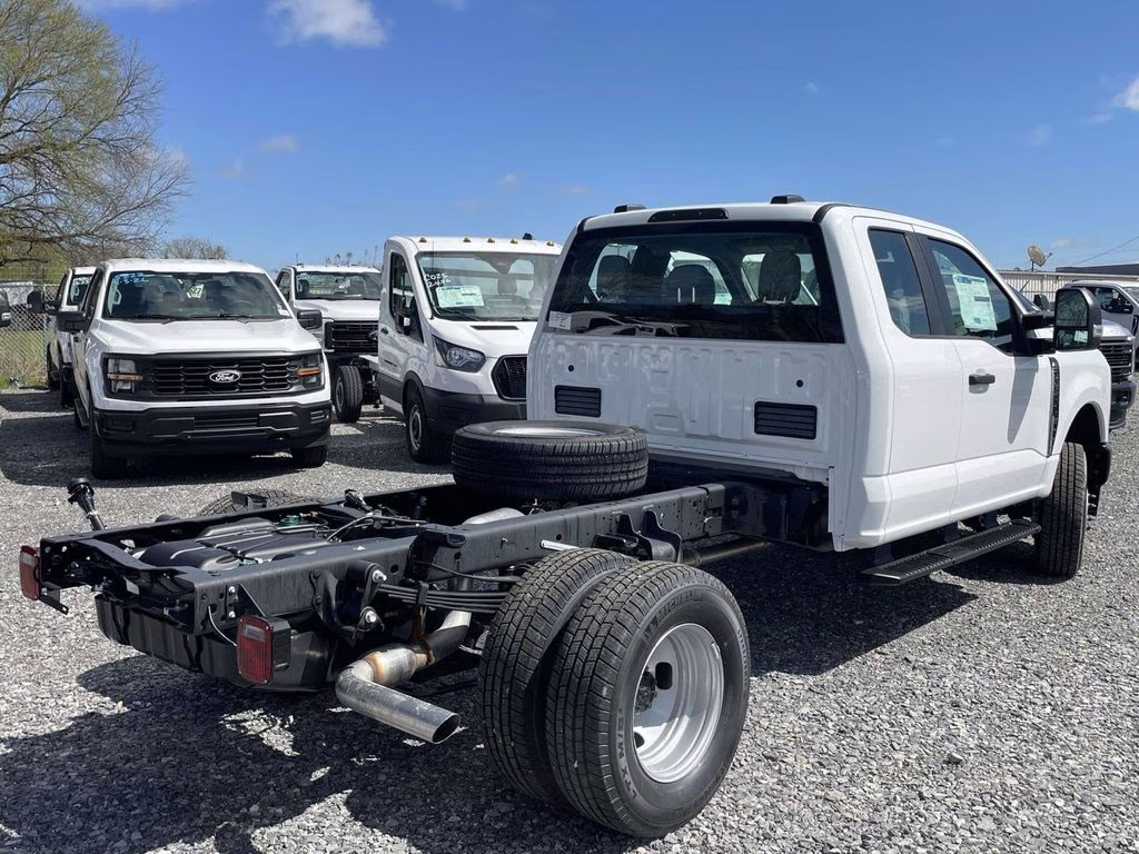 2026 Oxford White Ford Super Duty F-350 DRW XL 4X4 Chassis