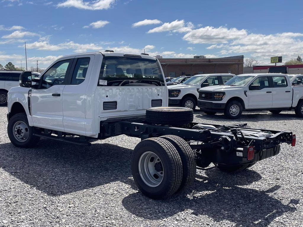 2026 Oxford White Ford Super Duty F-350 DRW XL 4X4 Chassis