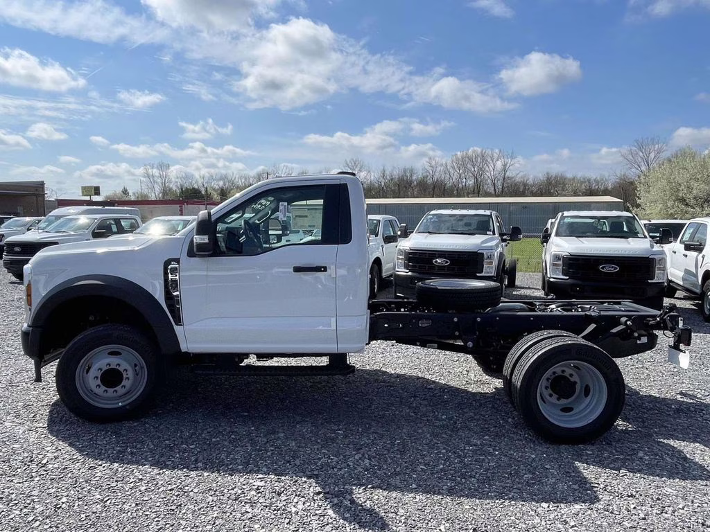 2026 Oxford White Ford Super Duty F-550 DRW XL RWD Chassis
